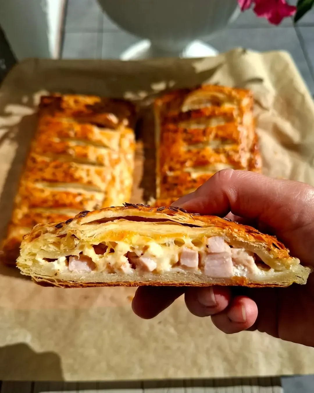 Kārtainās mīklas pīrāgs ar sieru un šķiņķi