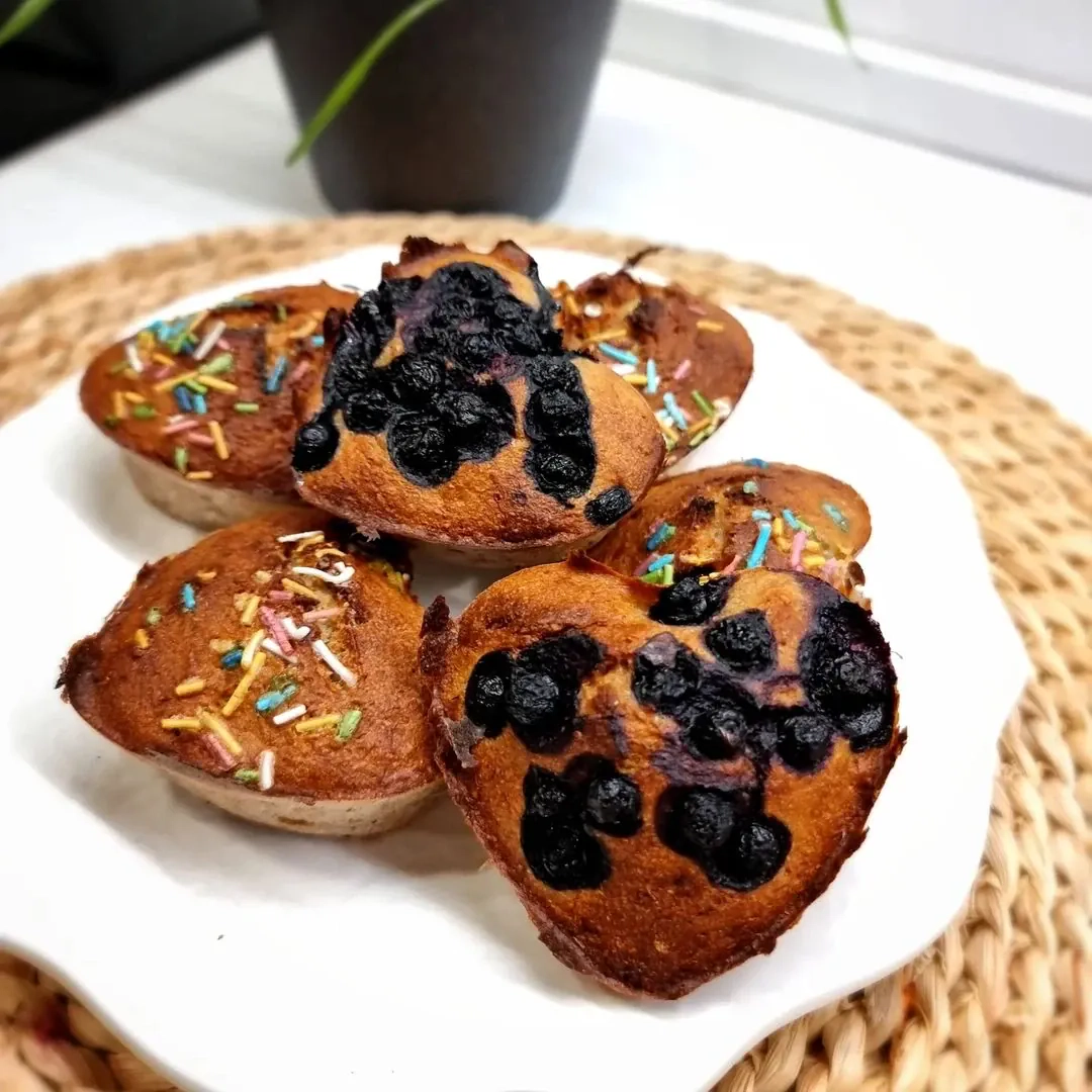 Banānu mafinu recepte ar grieķu jogurtu un ogām