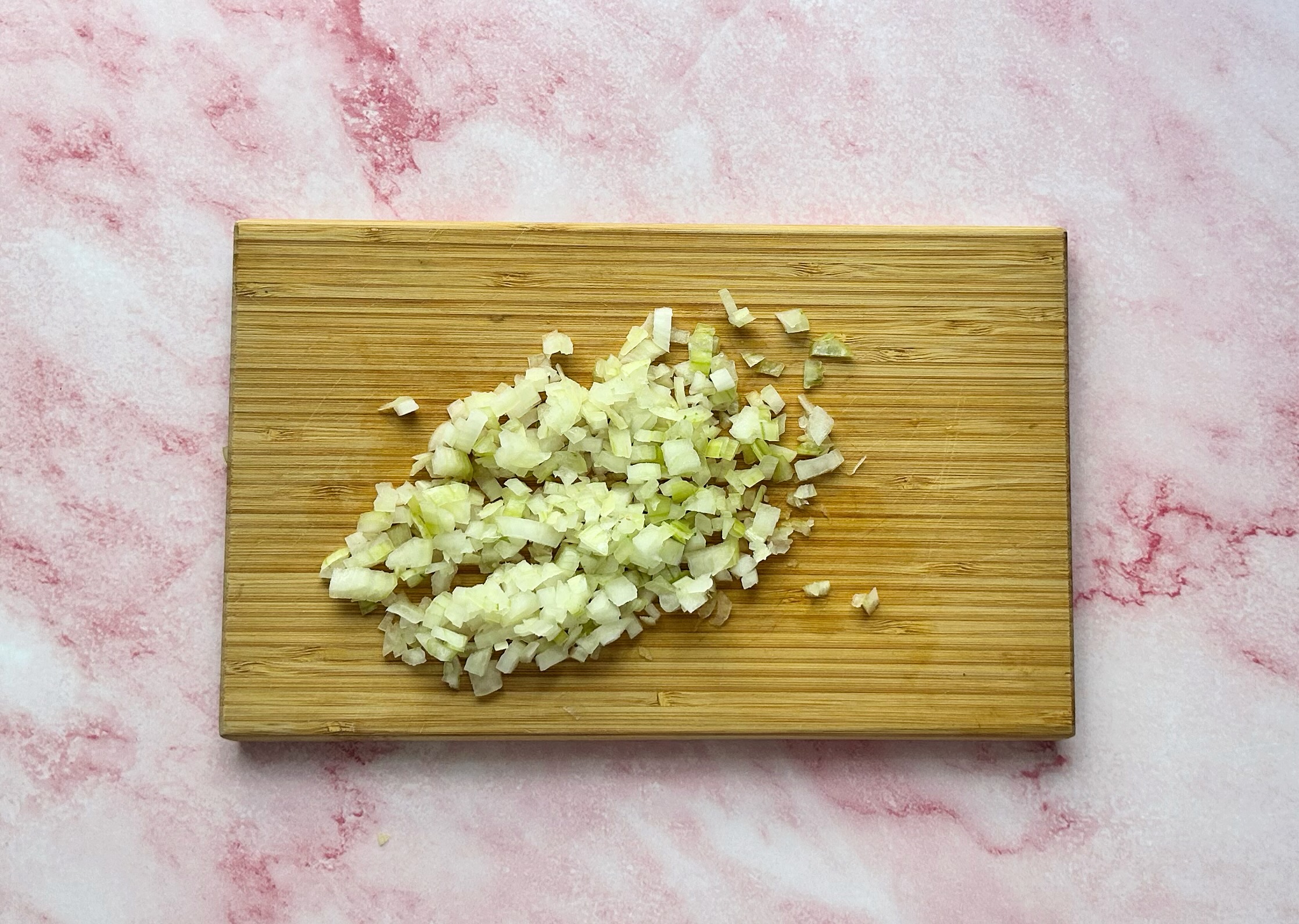 smulkiai supjaustytas svogūnas