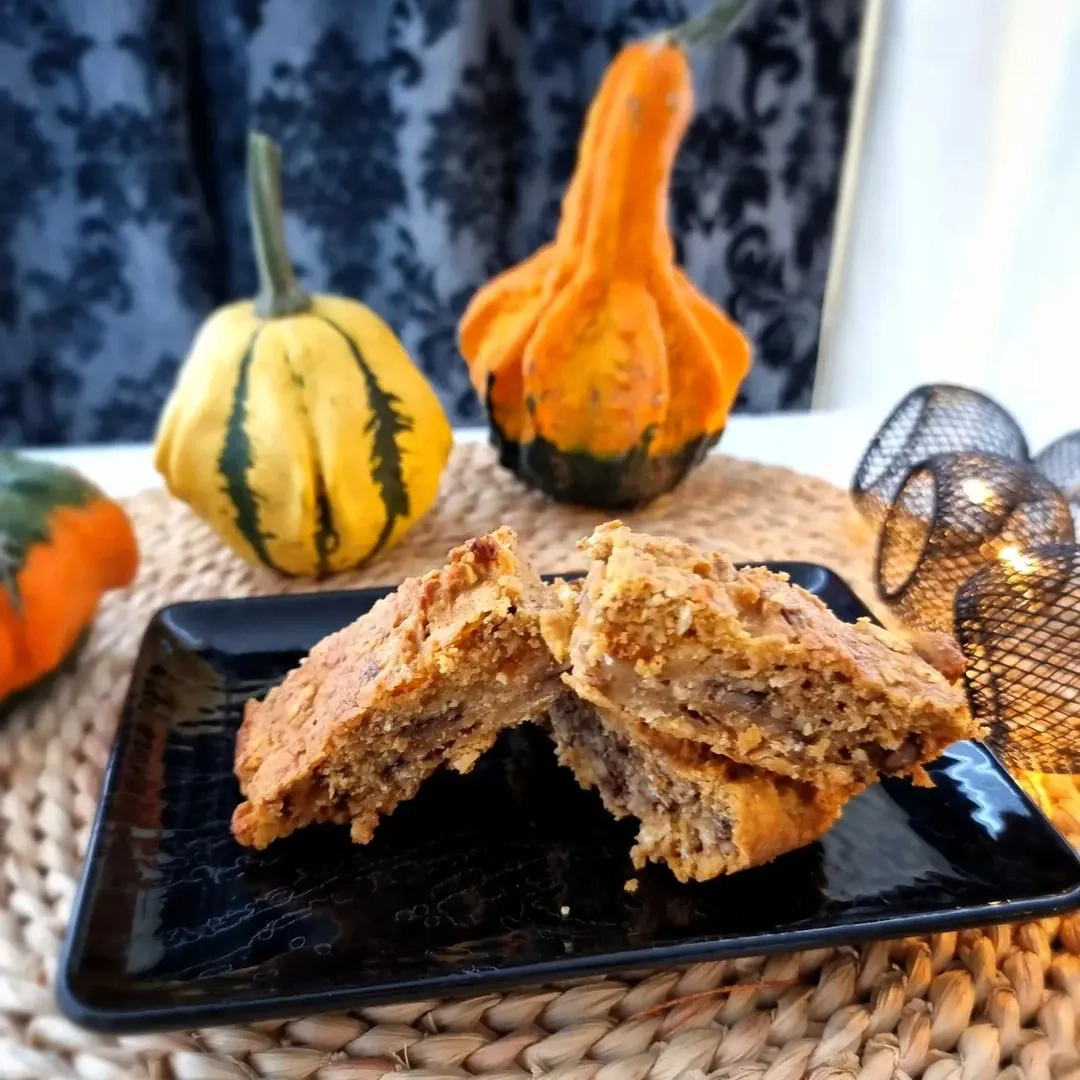 Ķirbju pilngraudu kēkss ar aprikozēm un valriekstiem