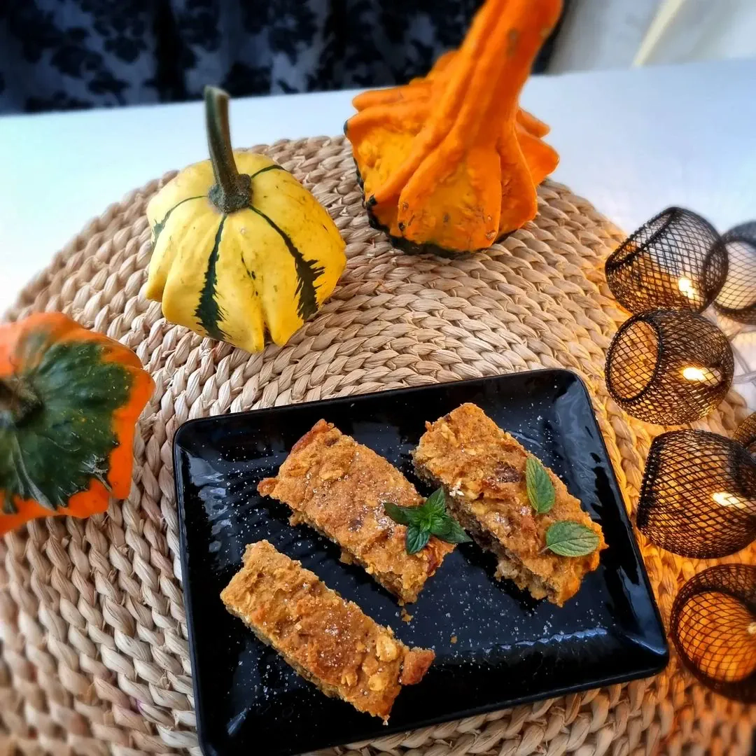 Ķirbju pilngraudu kēkss ar aprikozēm un valriekstiem