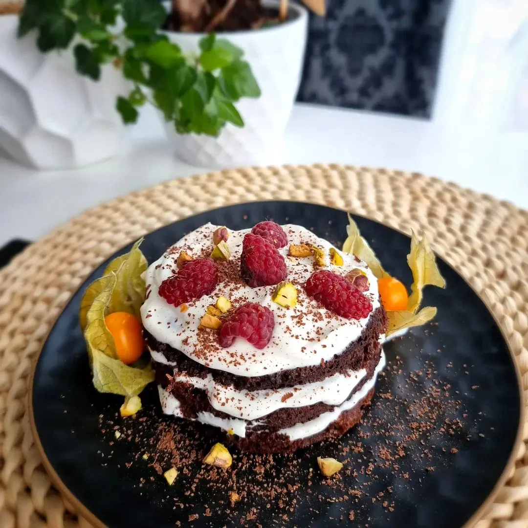 Šokolādes-banānu jogurta kūka ar avenēm un riekstiem