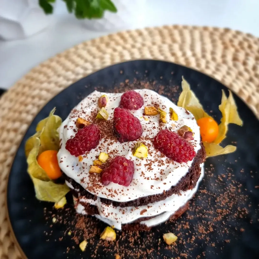 Šokolādes-banānu jogurta kūka ar avenēm un riekstiem