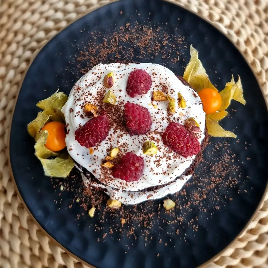 Šokolādes-banānu jogurta kūka ar avenēm un riekstiem