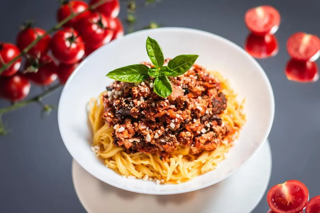 Spaghetti Bolognese z Tofu i Suszonymi Grzybami – Idealne Dla Wegan
