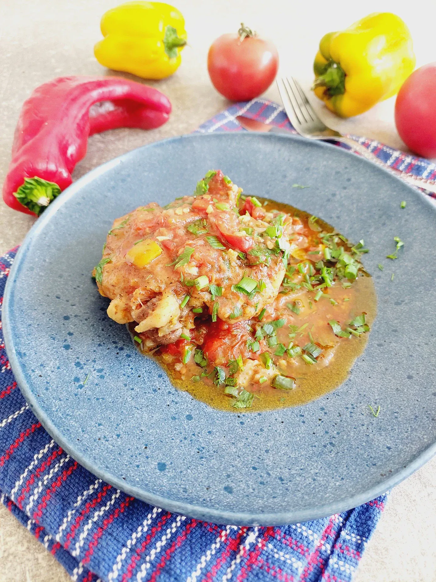 Vištiena pomidorų ir paprikų padaže