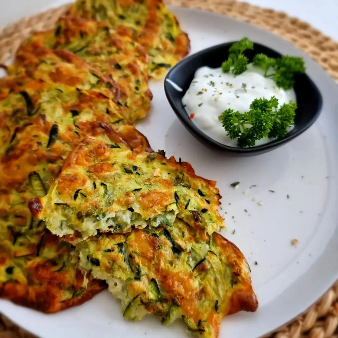 Uzturvielām bagāti kabaču plācenīši ar sieru un auzu miltiem