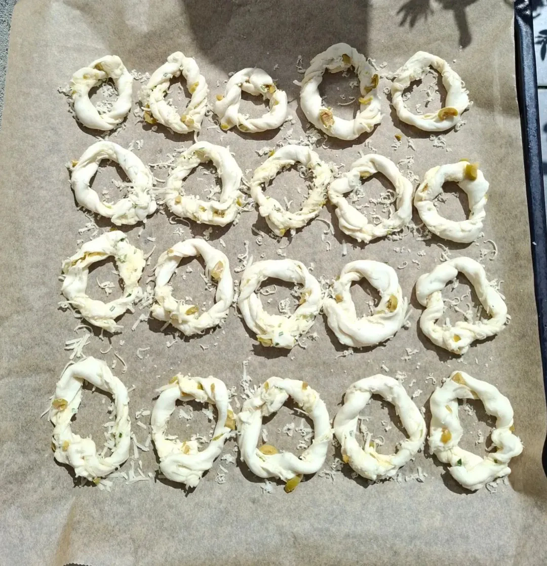 Kārtainās mīklas gredzeni ar rozmarīnu un olīvām