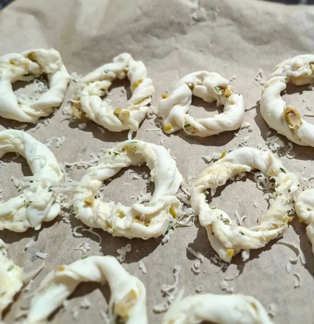 Kārtainās mīklas gredzeni ar rozmarīnu un olīvām