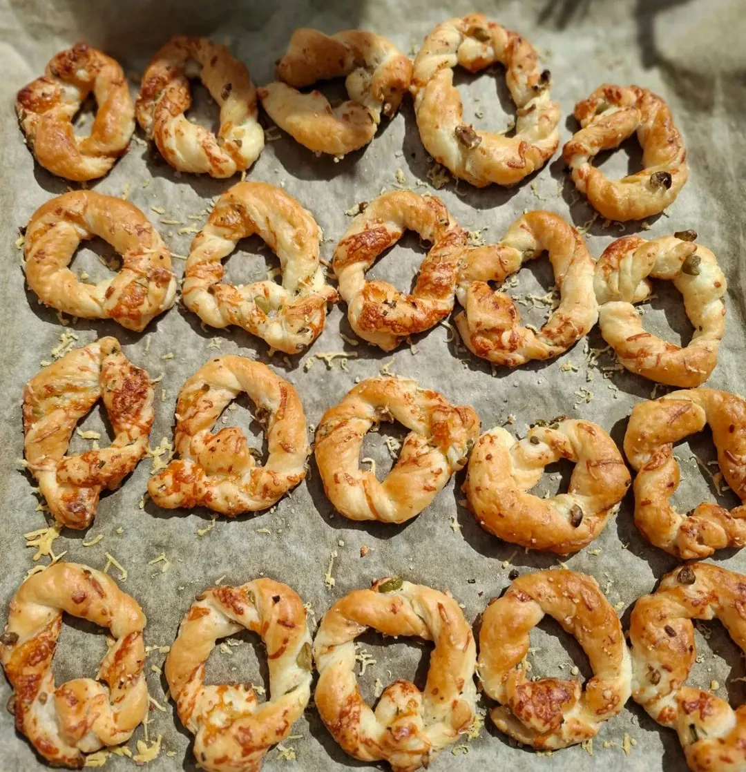 Kārtainās mīklas gredzeni ar rozmarīnu un olīvām