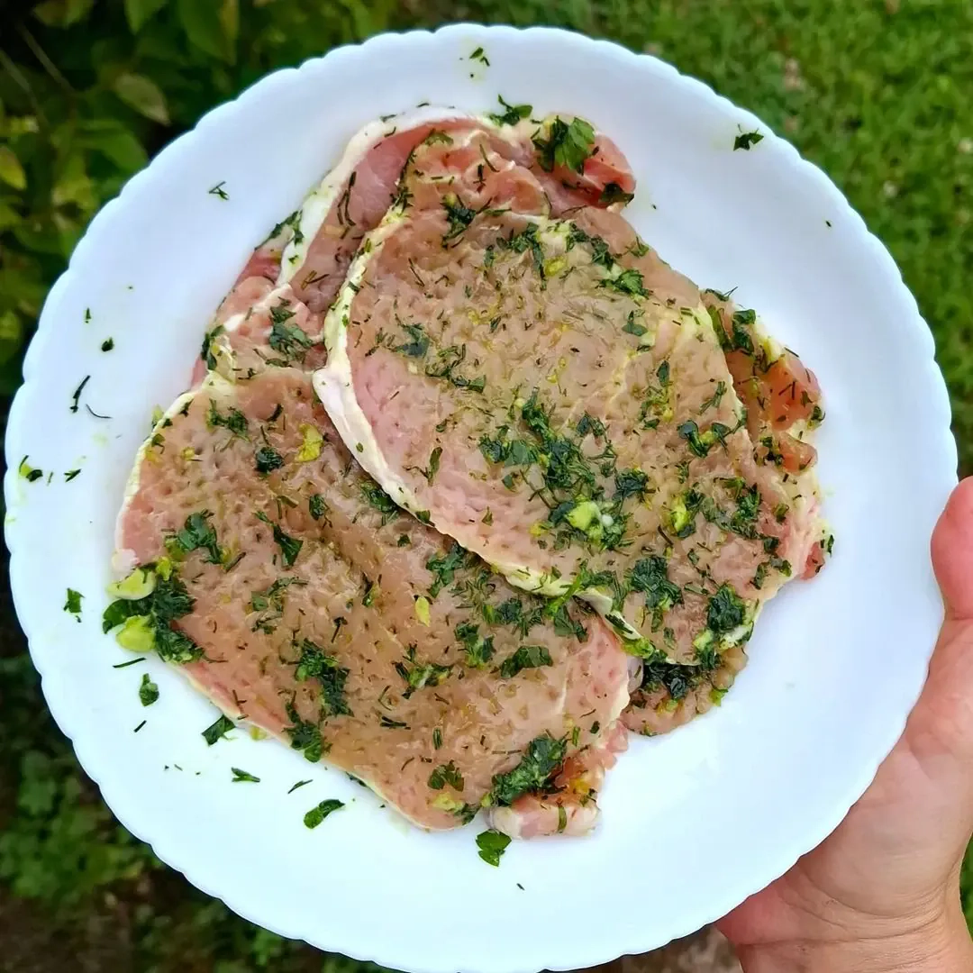 Cūkgaļas karbonāde pētersīļu un ķiploku marinādē