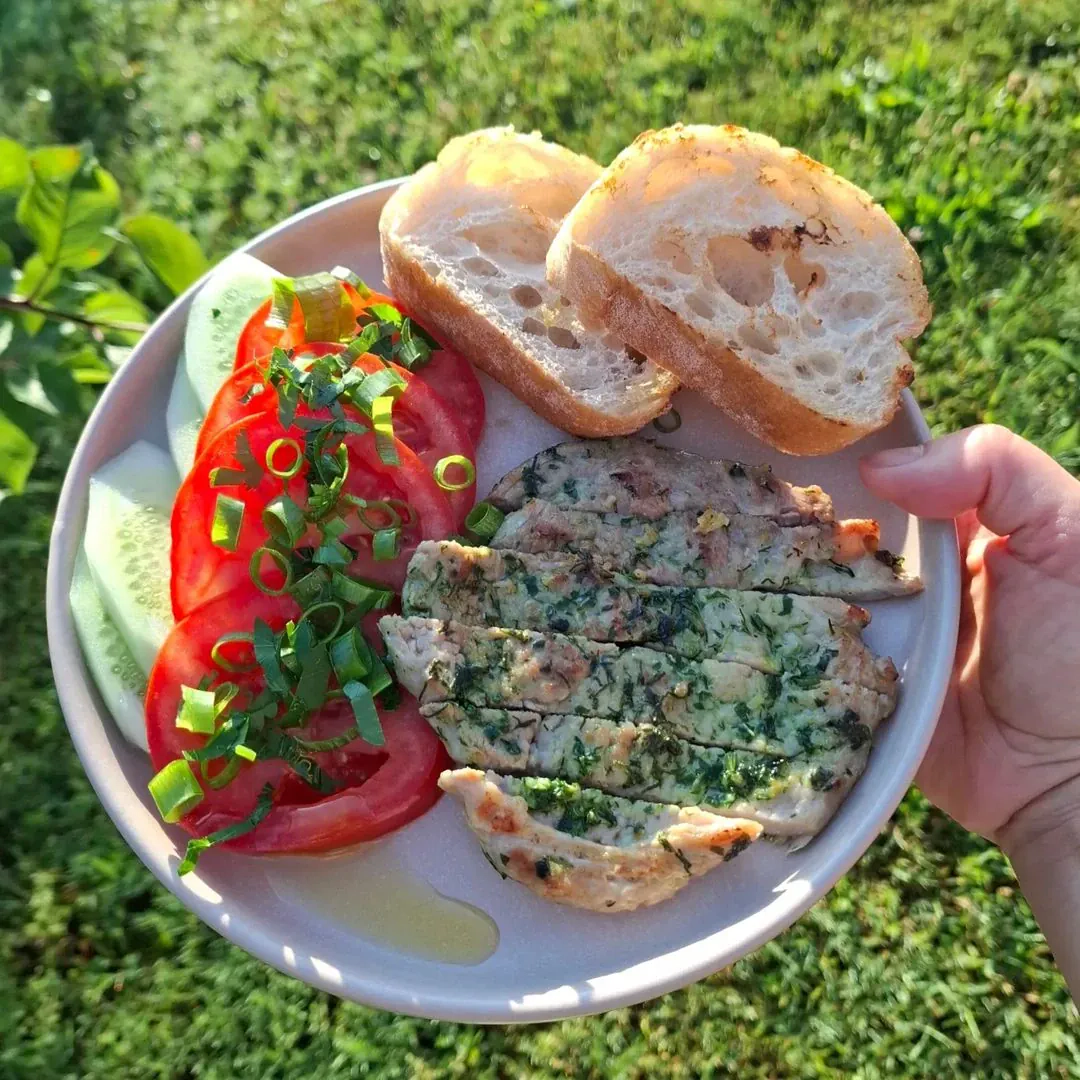 Cūkgaļas karbonāde pētersīļu un ķiploku marinādē