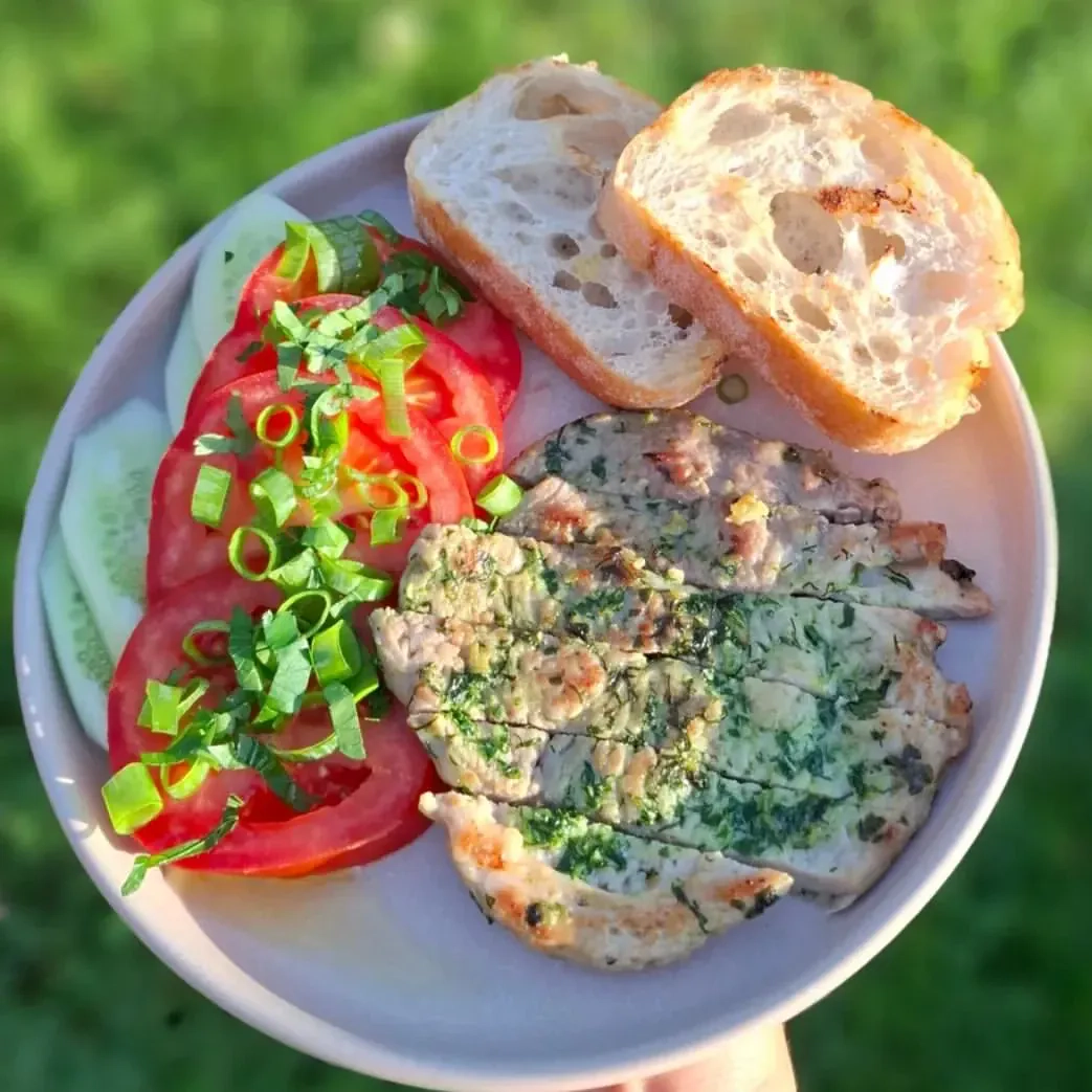 Cūkgaļas karbonāde pētersīļu un ķiploku marinādē