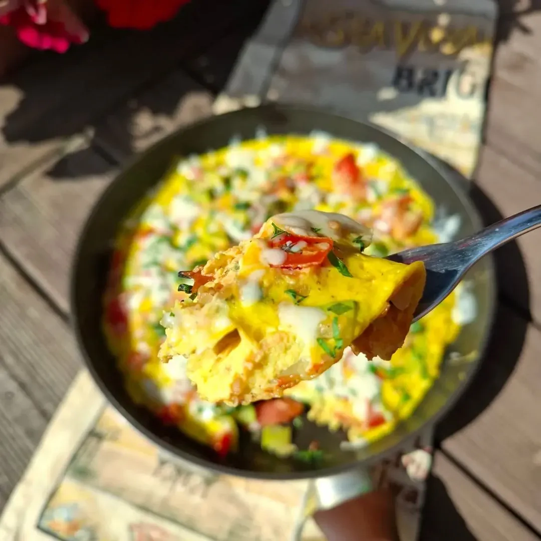 Omlete ar kabačiem, tomātiem un kūpinātu bekonu