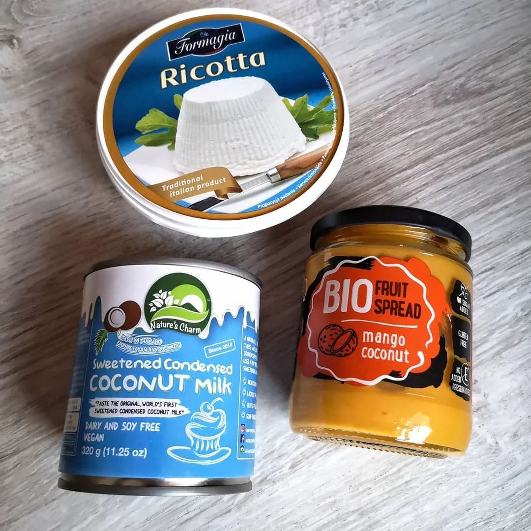 Rikotos sūrio ir mango tortas su kokosų kondensuotu pienu