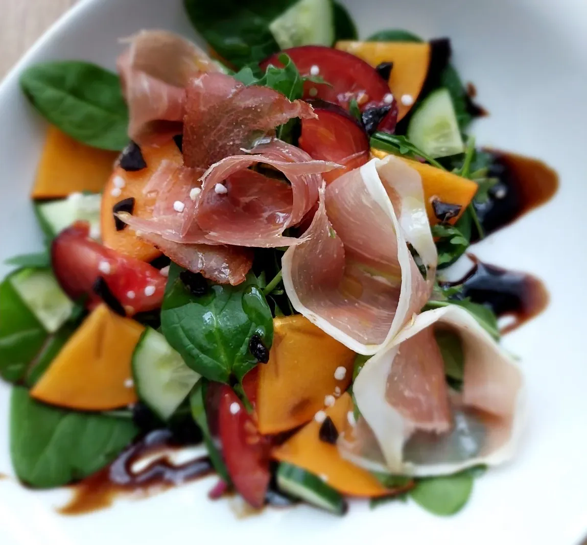 Daržovių salotos su persimonu ir Parmos kumpiu