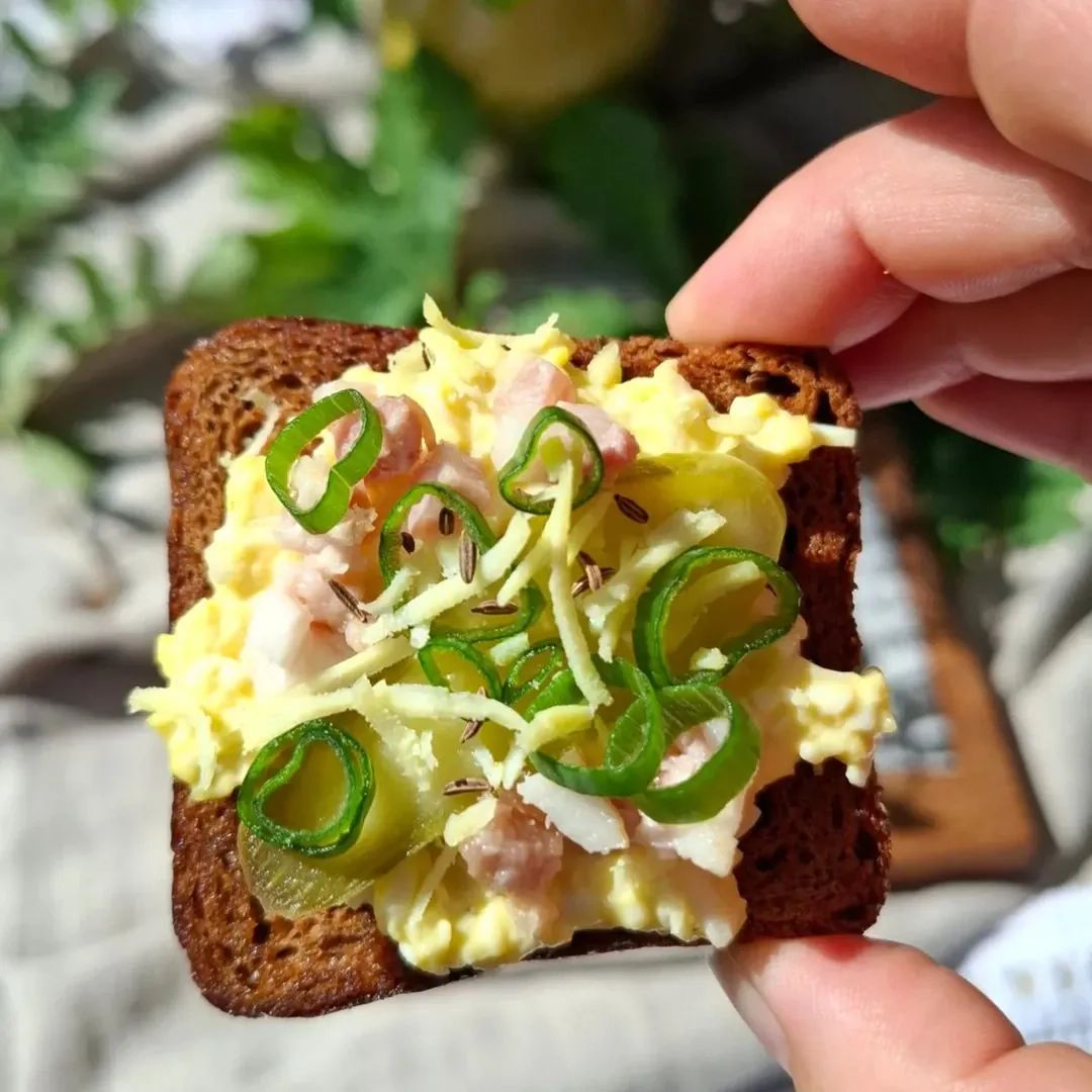 Alus uzkoda ar kraukšķīgu rudzu maizi un siera-piparu maisījumu
