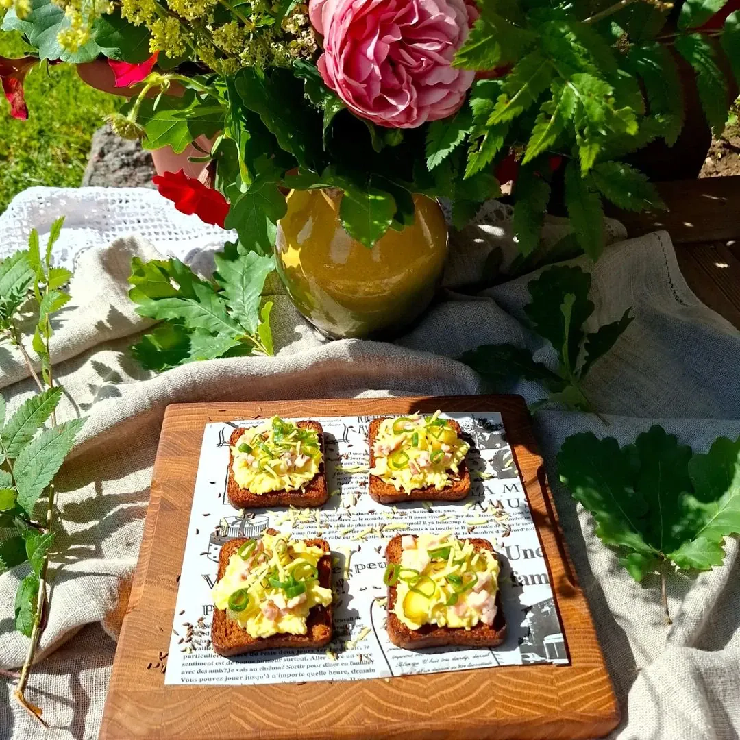 Alus uzkoda ar kraukšķīgu rudzu maizi un siera-piparu maisījumu