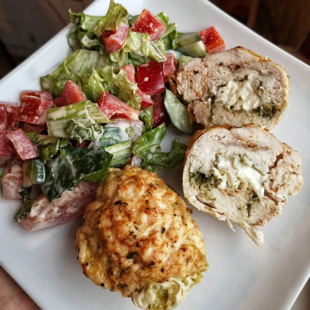 Sultingi vištienos keksiukai su sūriu ir pesto