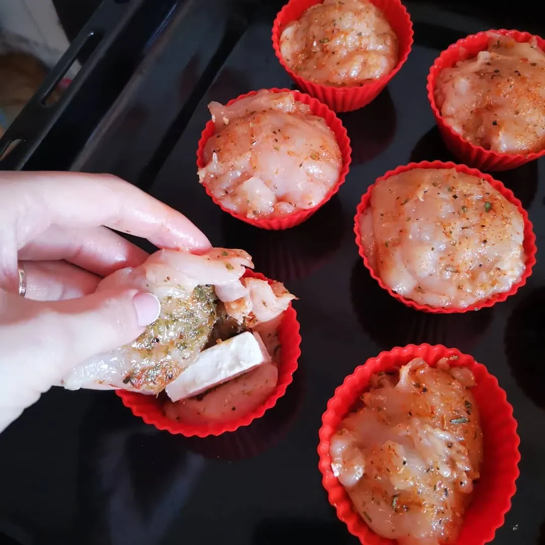 Sultingi vištienos keksiukai su sūriu ir pesto