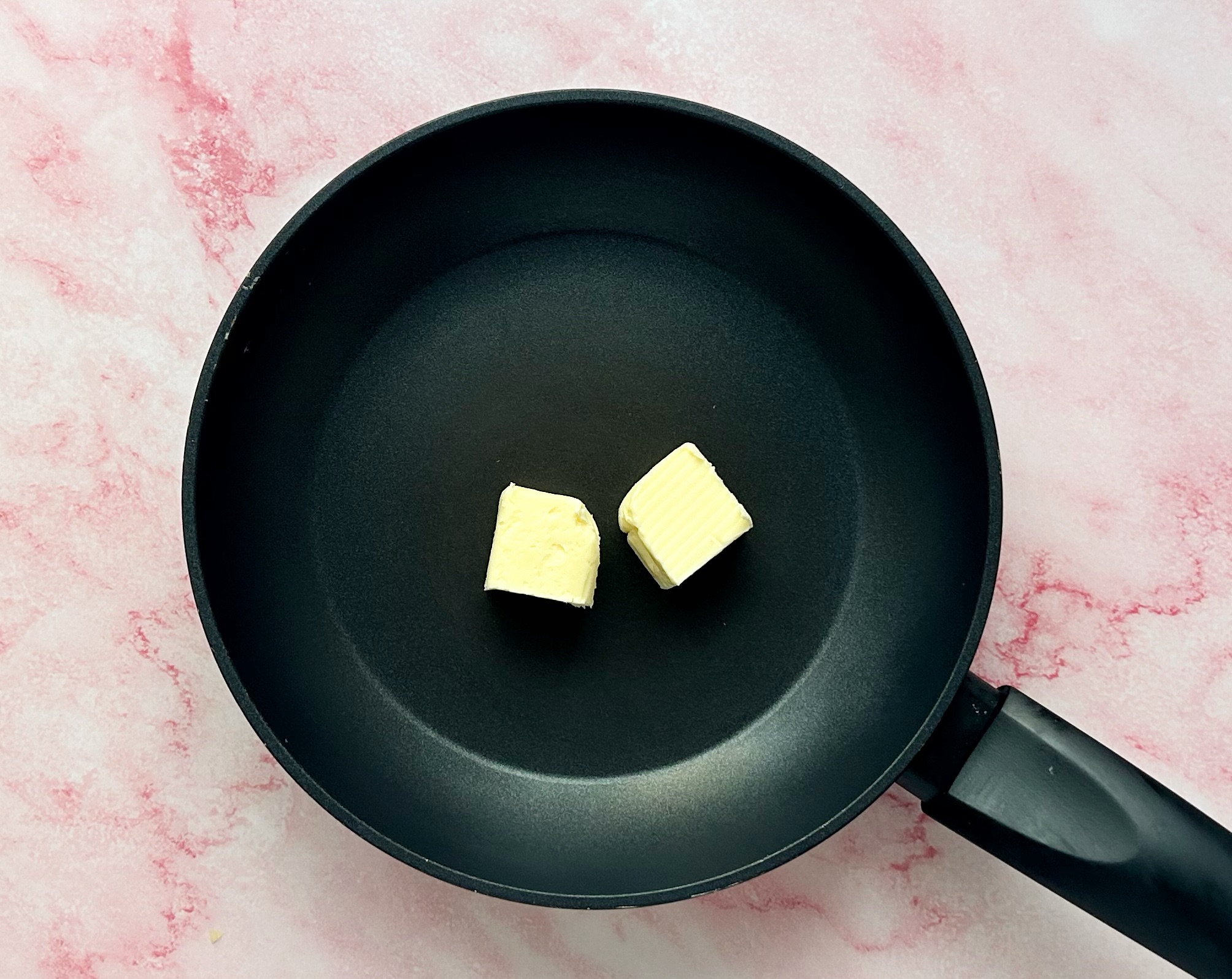 smulkintas svogūnas keptuvėje