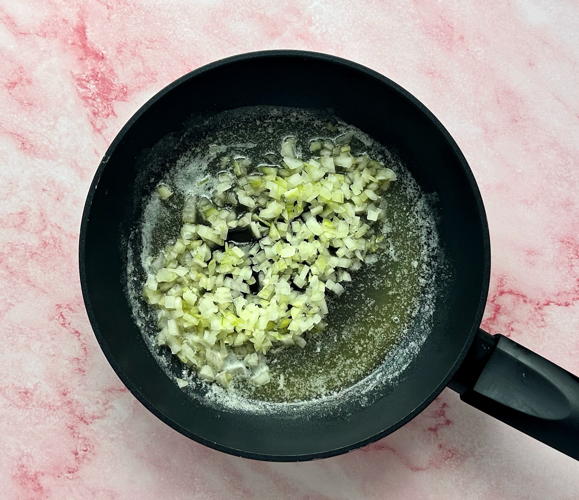 Baltas padažas su svogūnais ir miltais