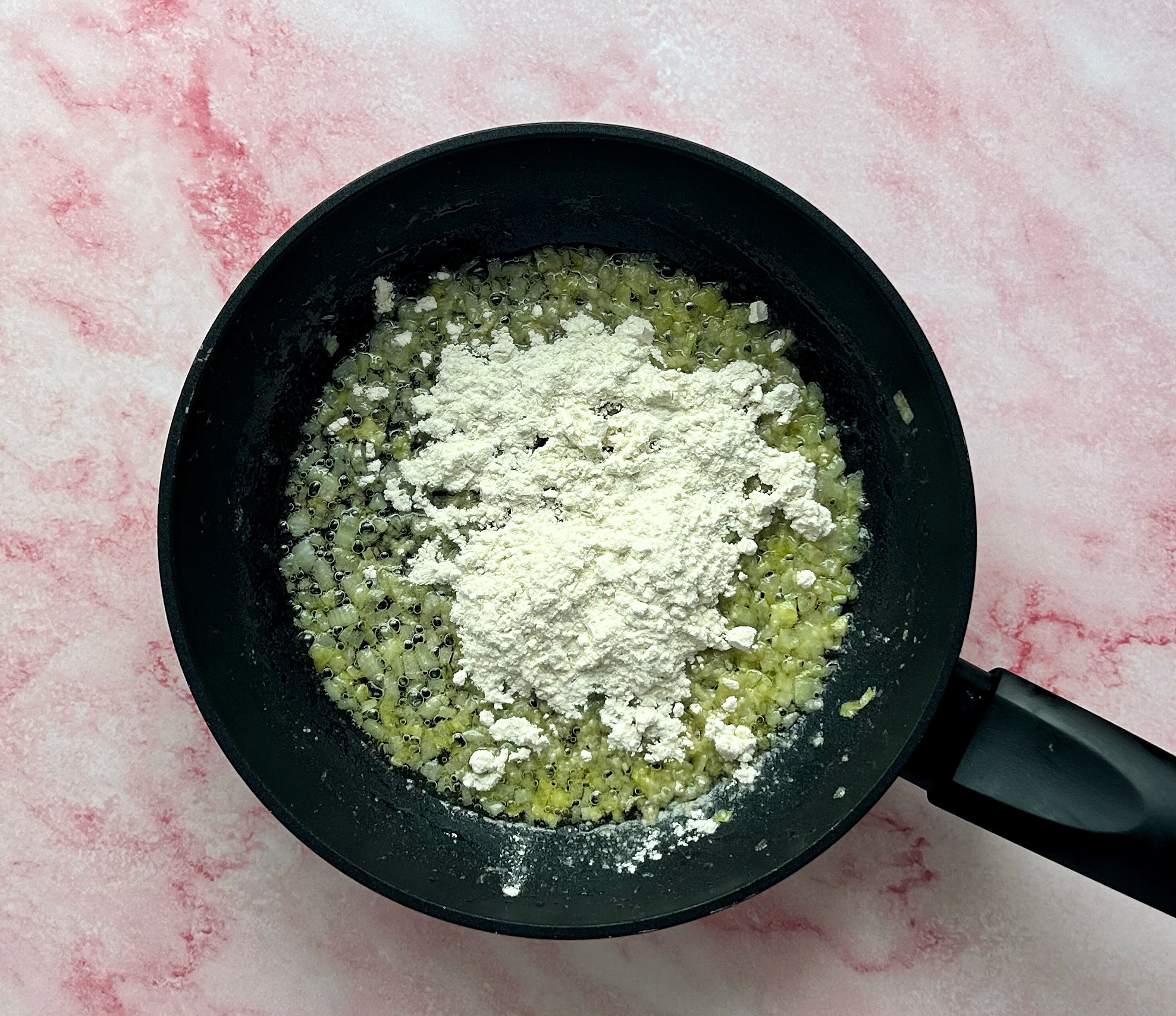 miltai suberti į keptuvę