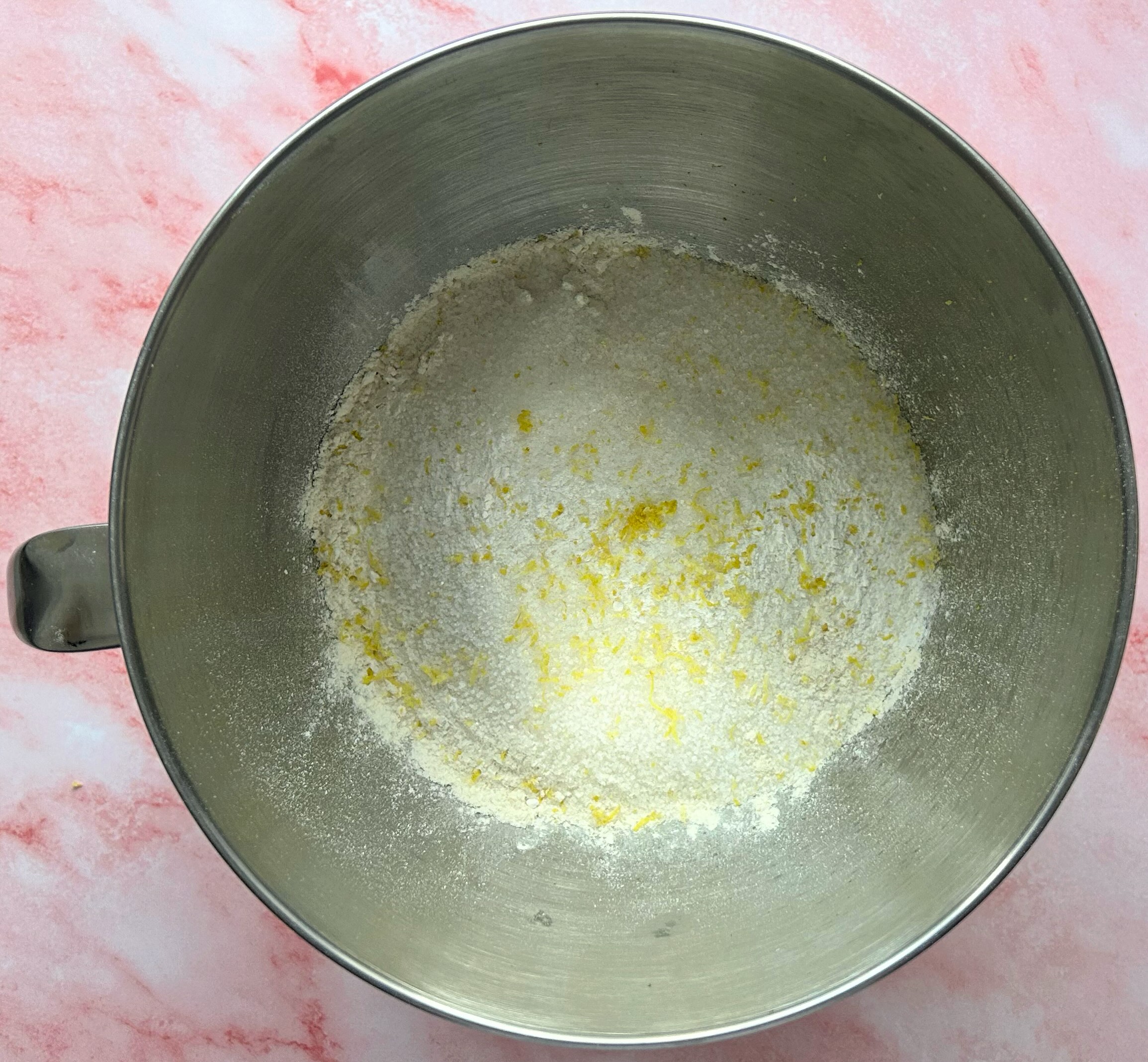 miltai, kepimo milteliai, cukrus ir žievelė dubenyje