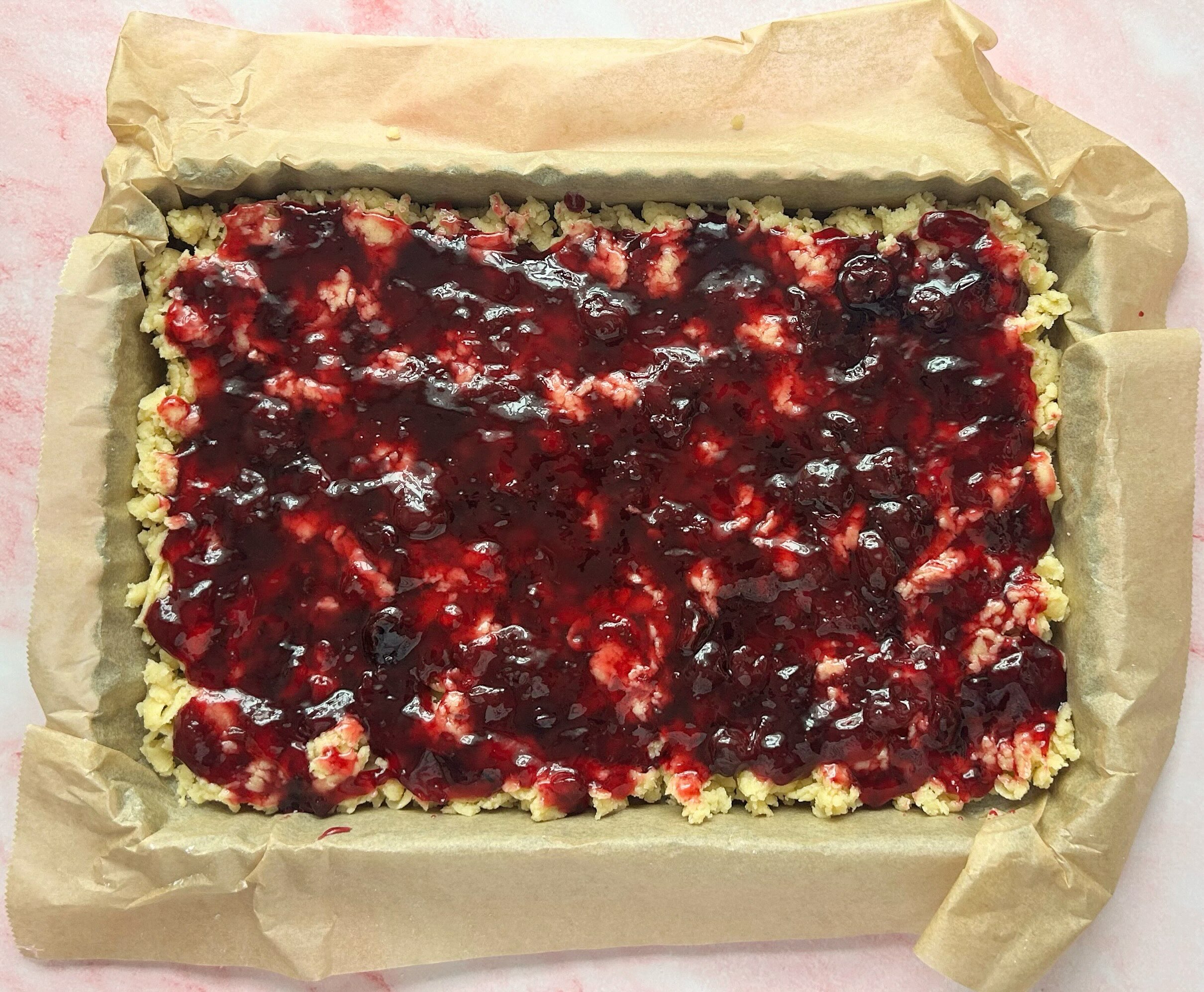 užteptas uogienės sluoksnis