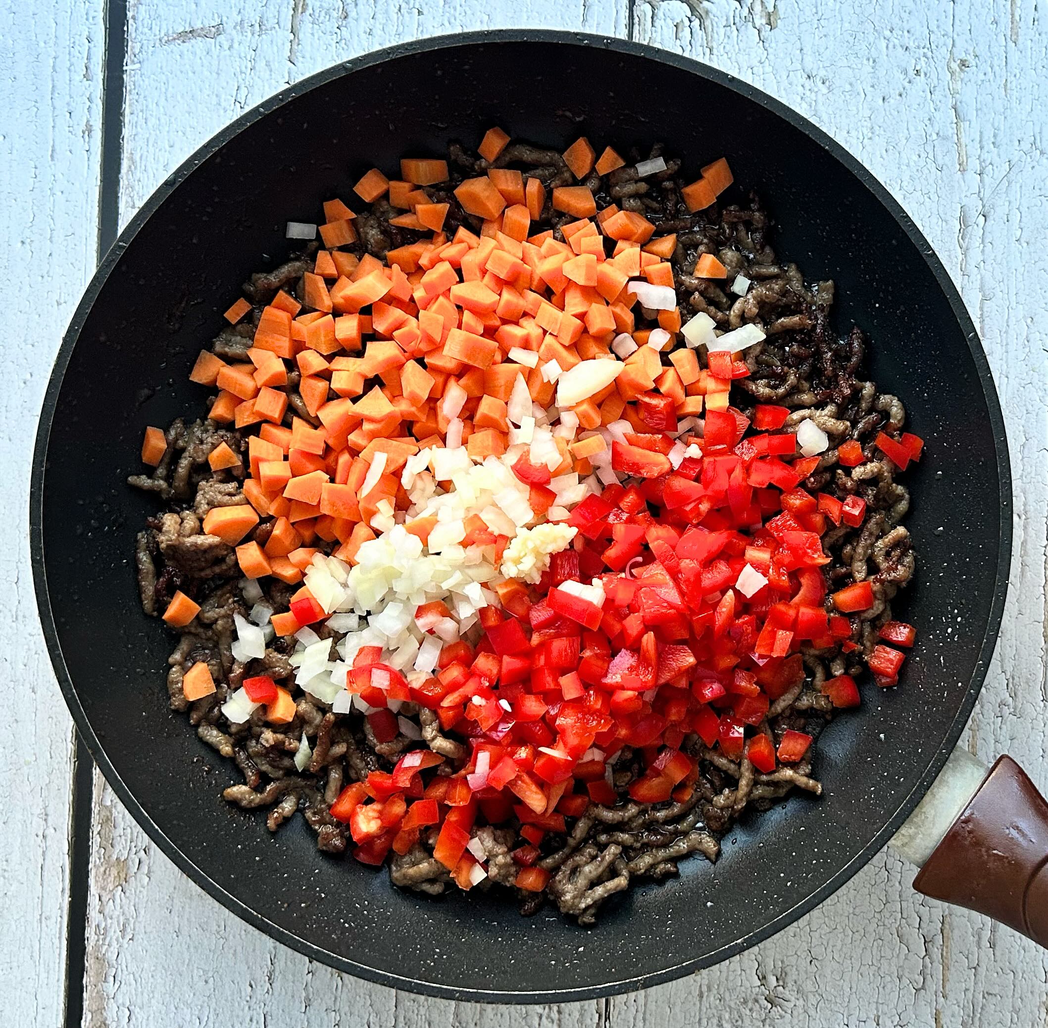 mėsa su pjaustytomis daržovėmis