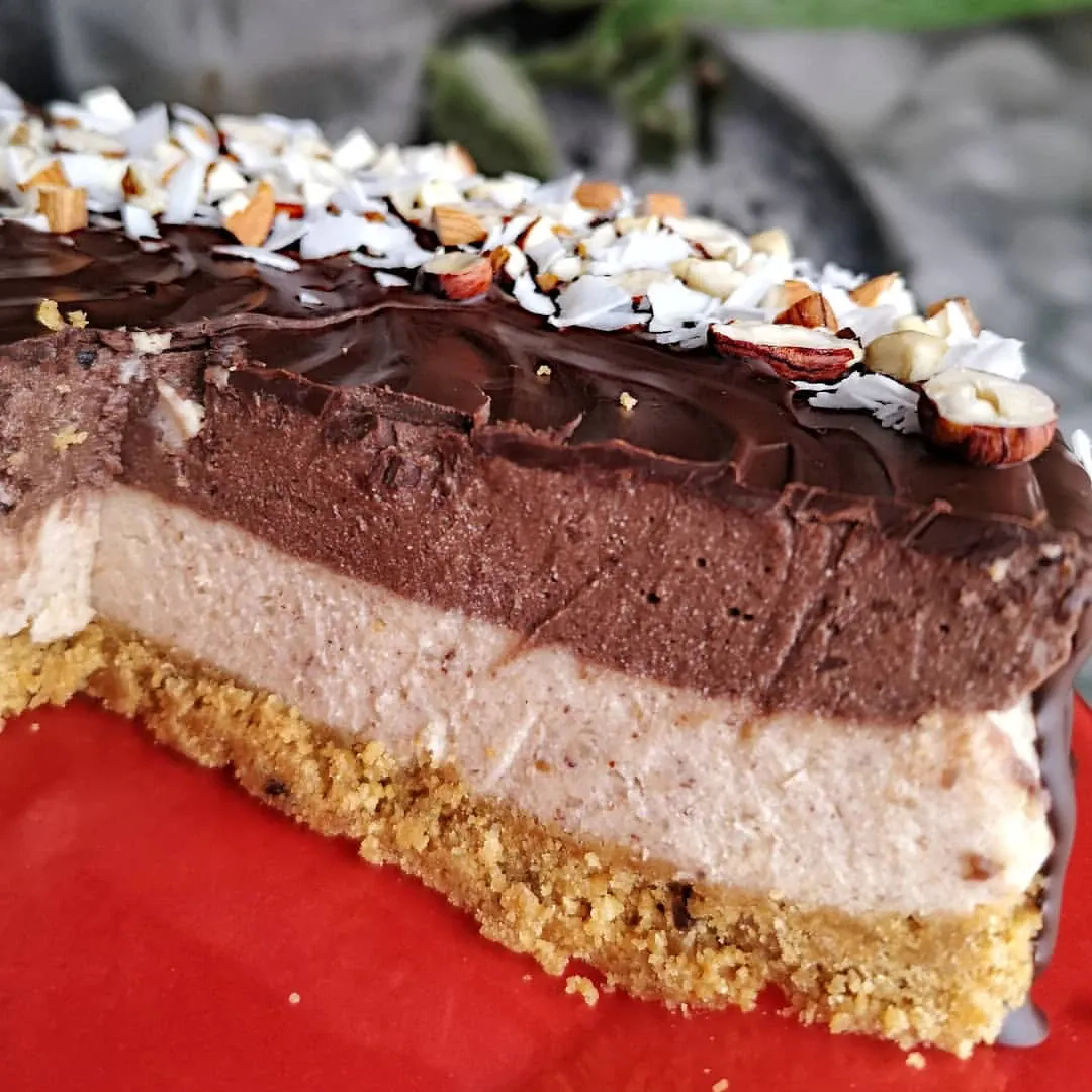 Sveikas rikotos ir kokosų tortas su šokolado glajumi Sveikas rikotos ir kokosų tortas su šokolado glajumi