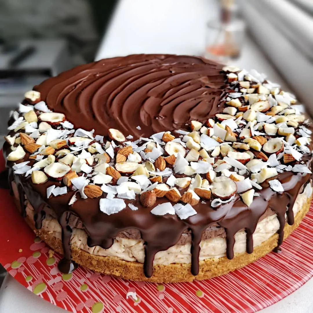 Sveikas rikotos ir kokosų tortas su šokolado glajumi Sveikas rikotos ir kokosų tortas su šokolado glajumi