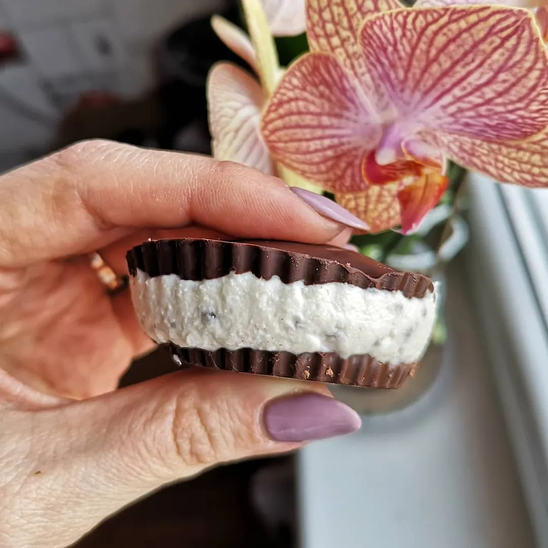 Kokosiniai graikiško jogurto sūreliai su juoduoju šokoladu