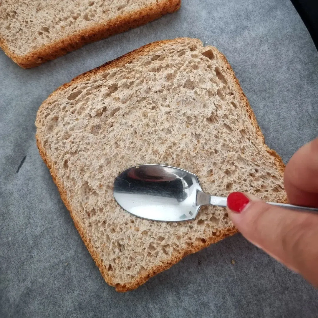 Pilngraudu tostermaizes sviestmaizes ar grieķu jogurtu un ogu pildījumu