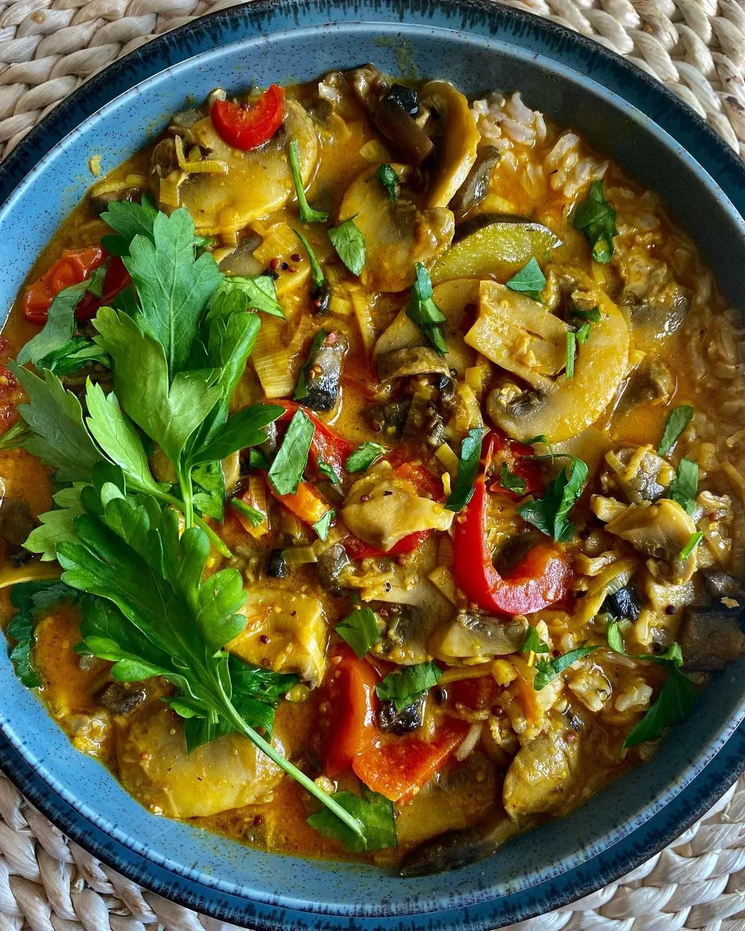 Grybų karis su daržovėmis ir kokosų pienu