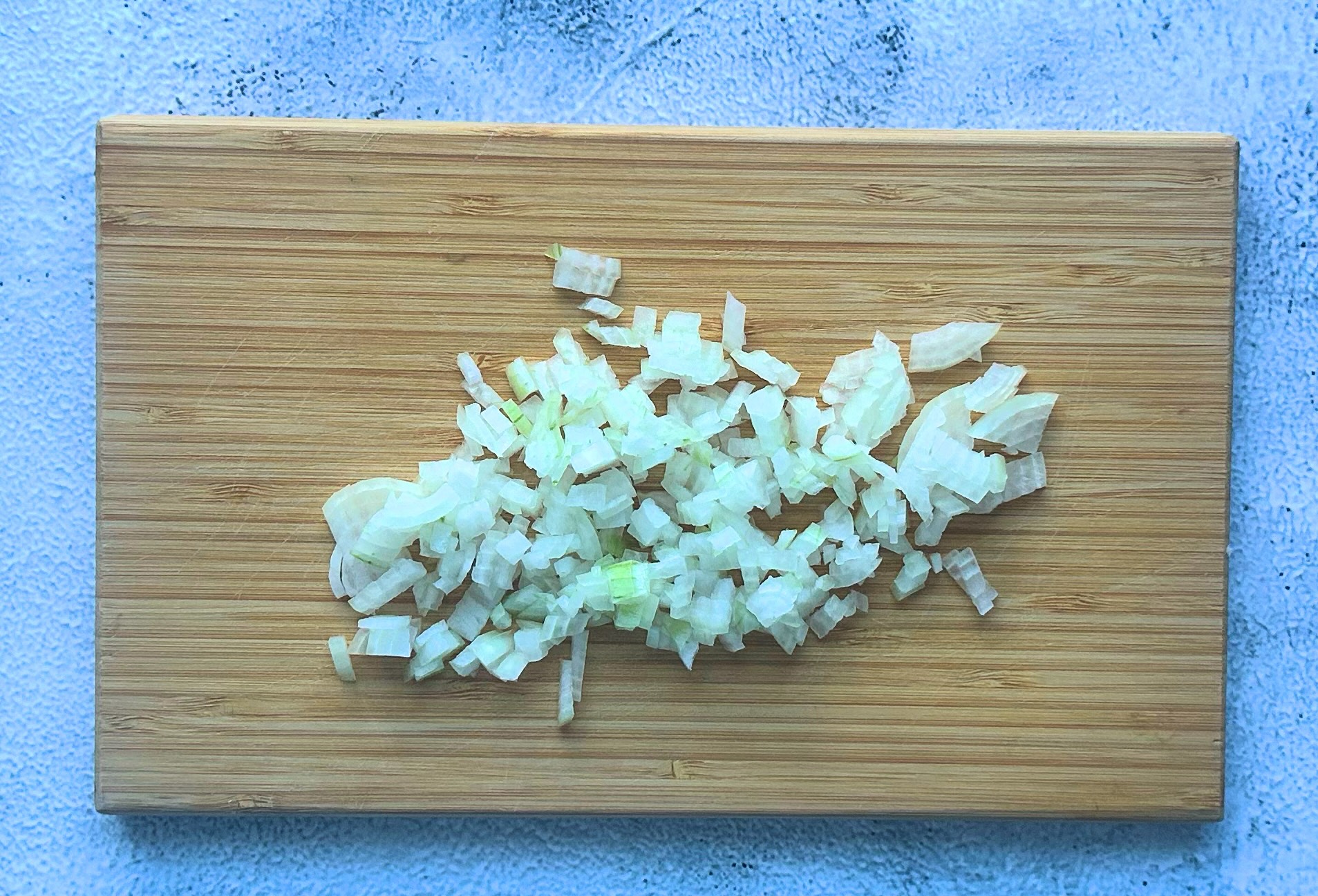 smulkiai pjaustytas svogūnas