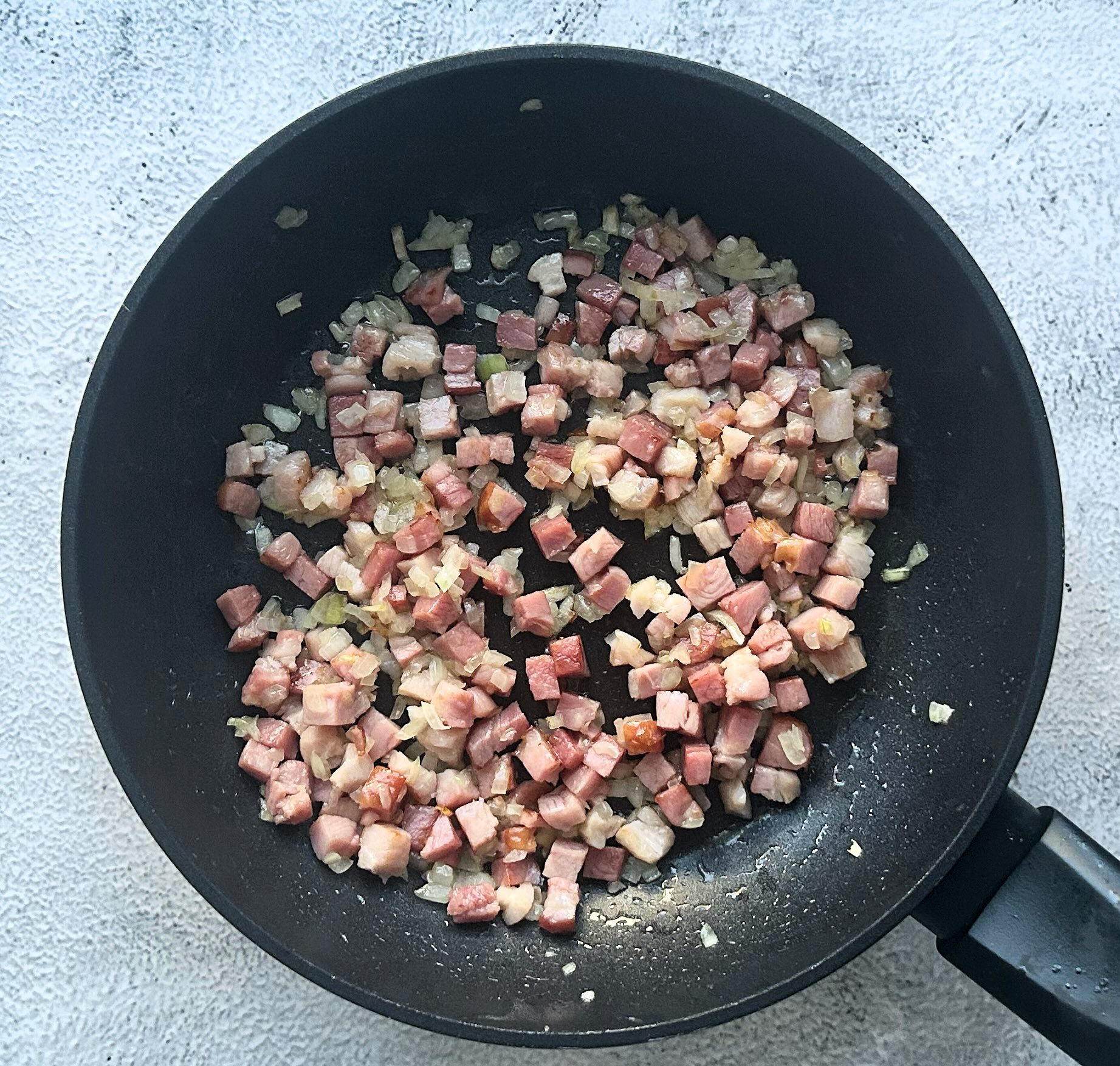 svogūnai ir šoninė apkepti kartu