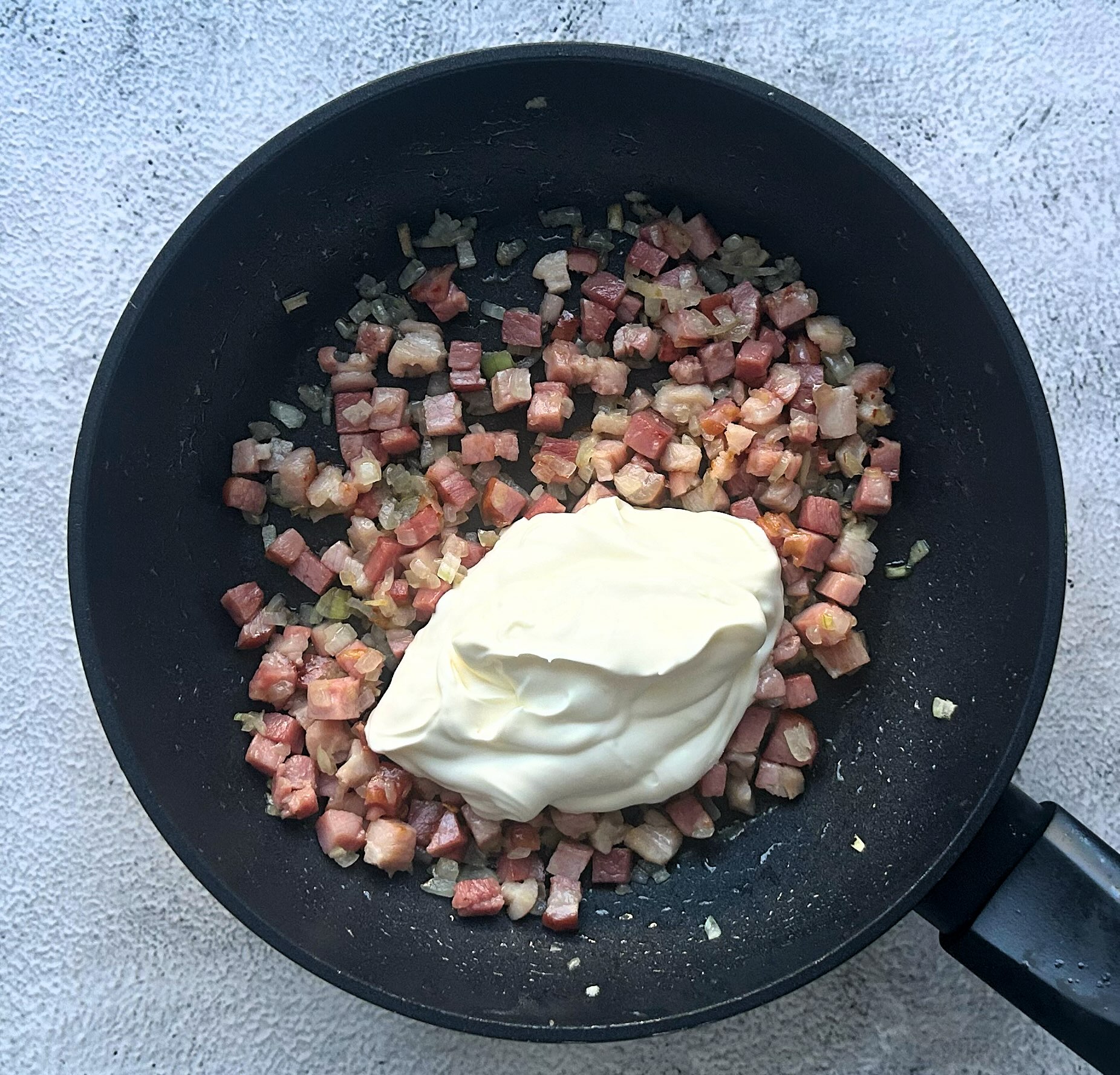 prie svogūnų ir šoninės dėta grietinė