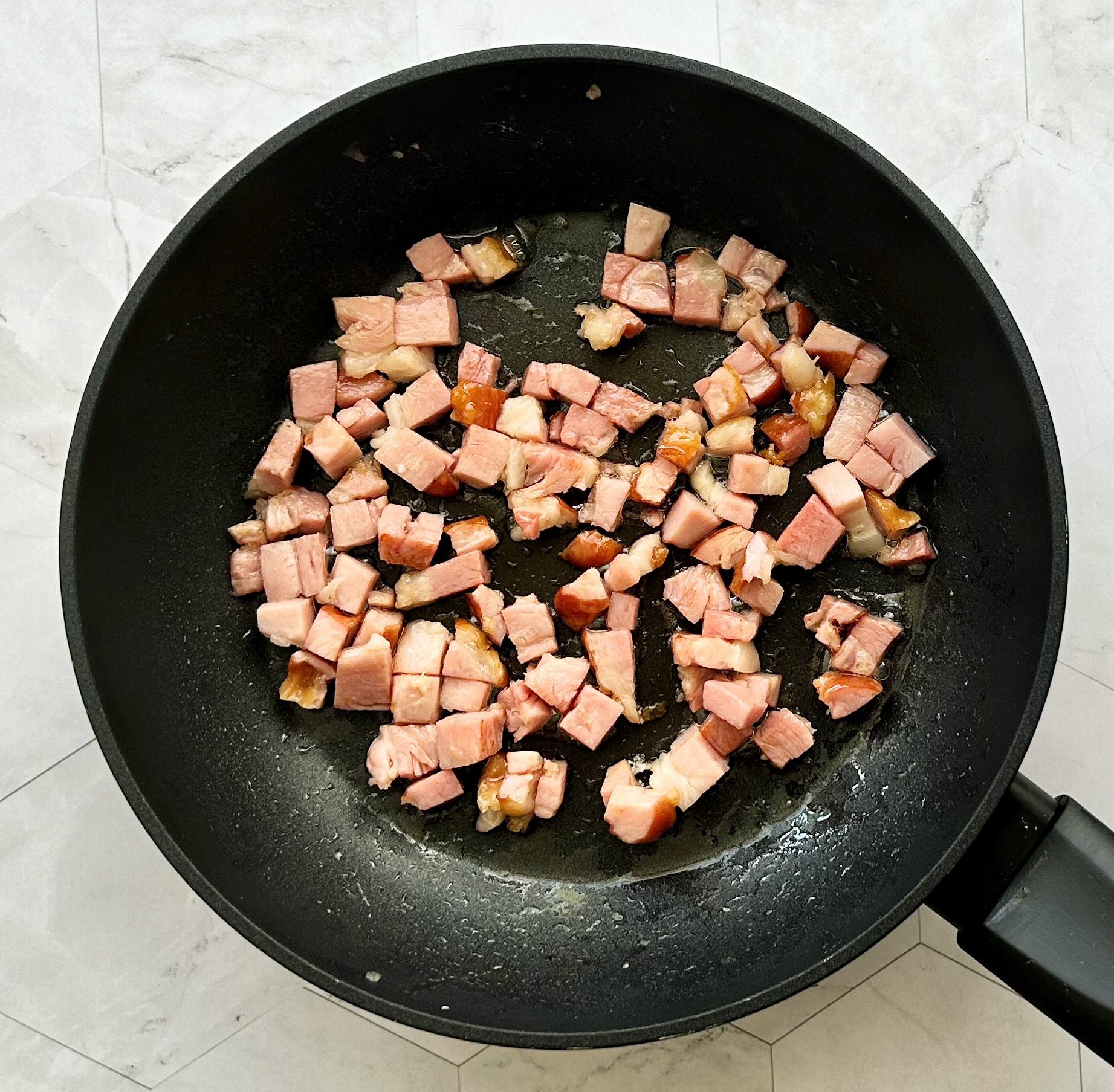 apkepinta šoninė keptuvėje