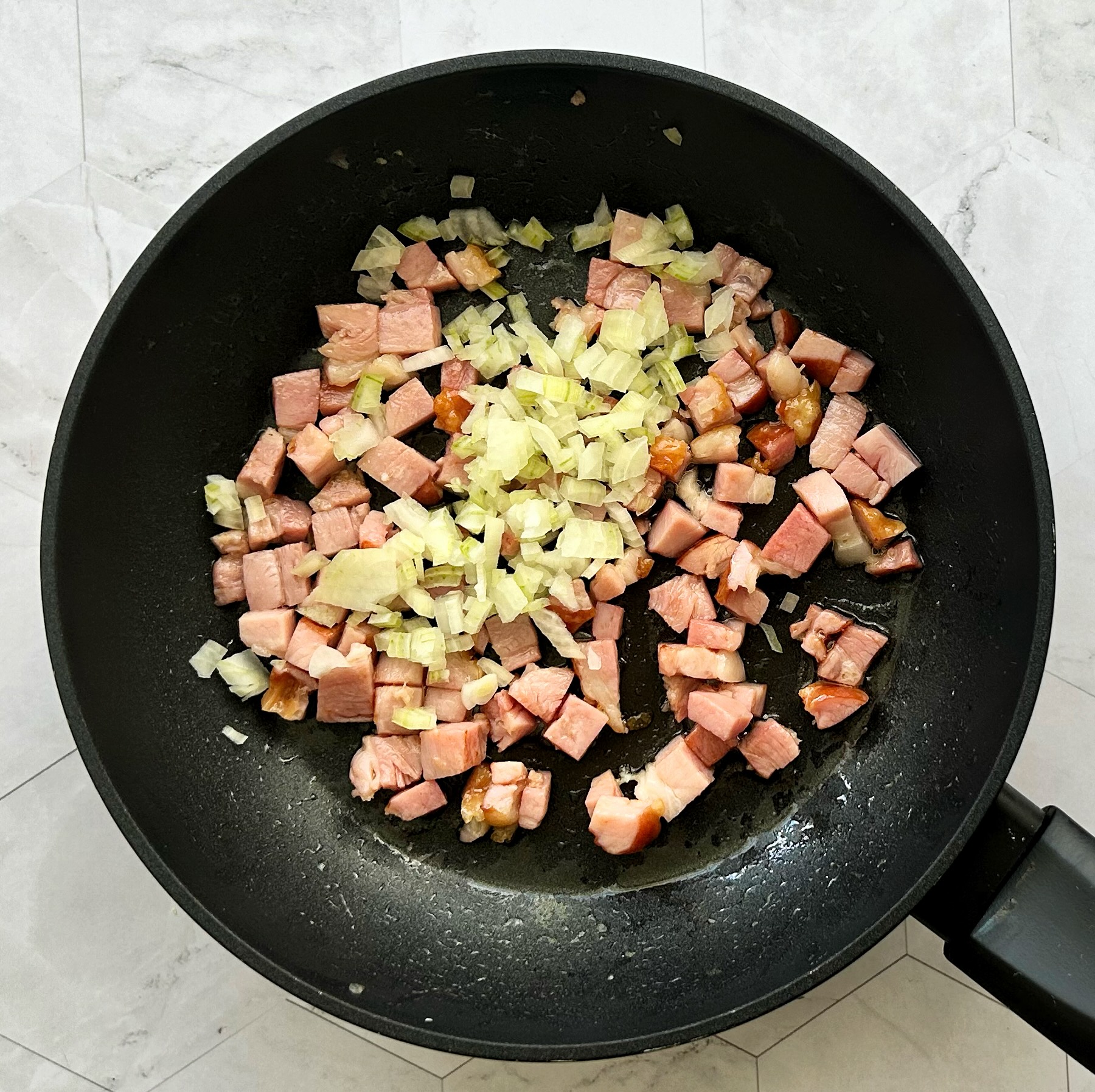 šoninė su svogūnais keptuvėje