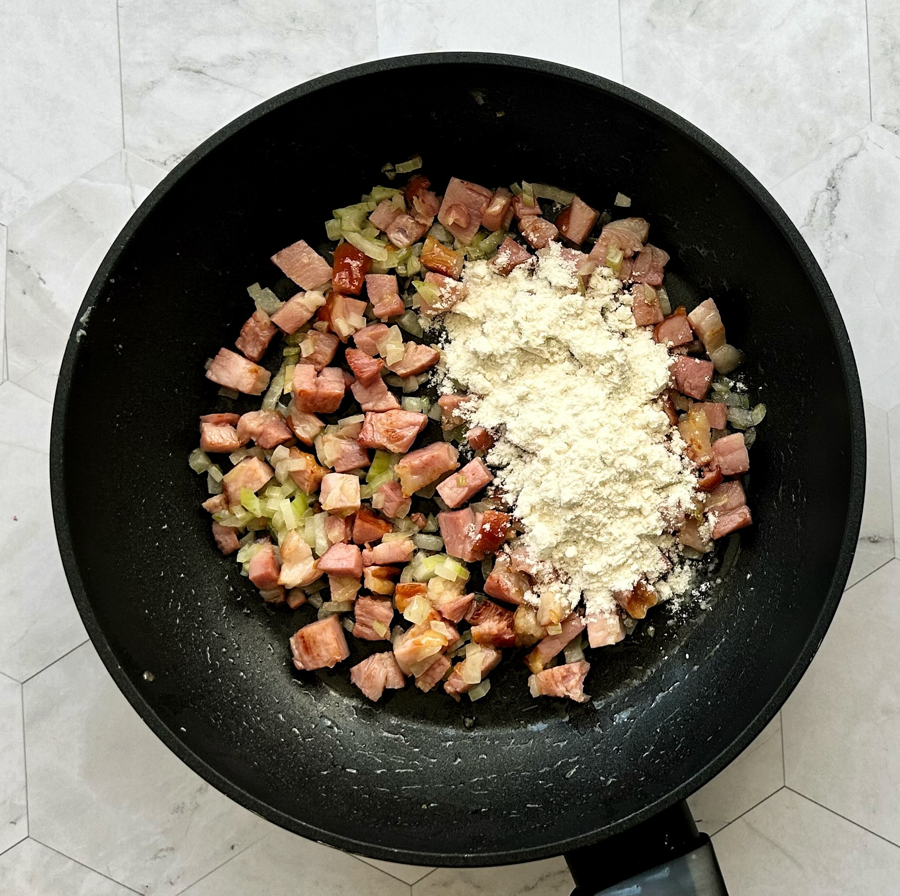 miltai su šonine ir svogūnais