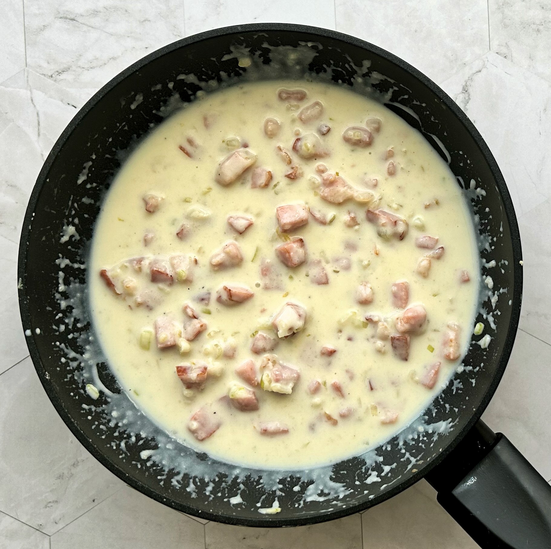 Baltas spirgučių padažas su pienu kugeliui ar prie cepelinų