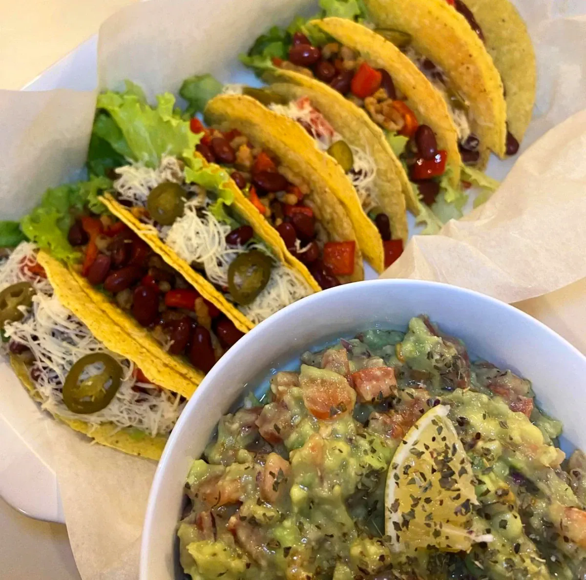 Naminiai tacos su faršu, pupelėmis ir gvakamole