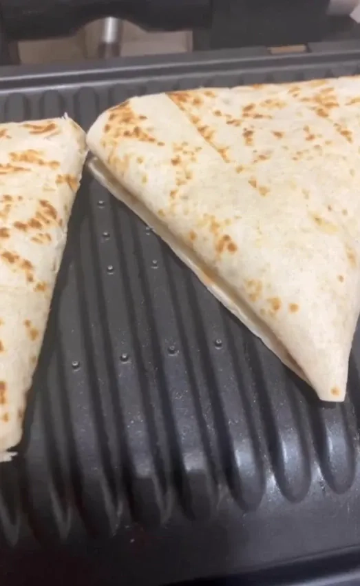 Tortilijos su kepintomis daržovėmis ir grybais