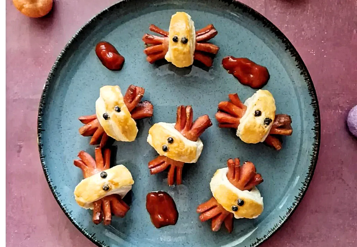 Helovino voriukai su dešrelėmis