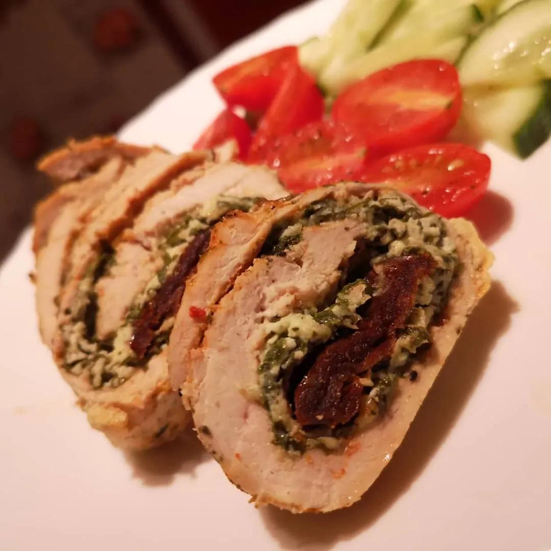 Vištienos krūtinėlės suktinukai su varške, špinatais ir saulėje džiovintais pomidorais