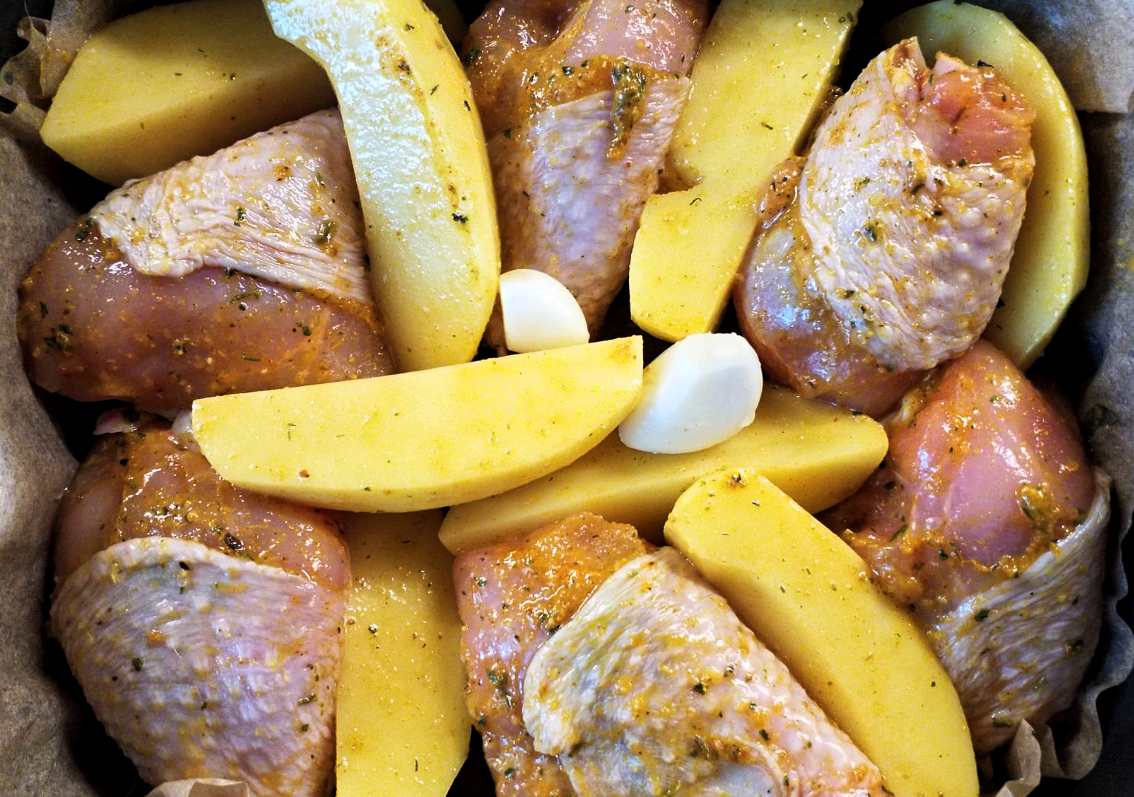 mėsa ir bulvės paruoštos kepti