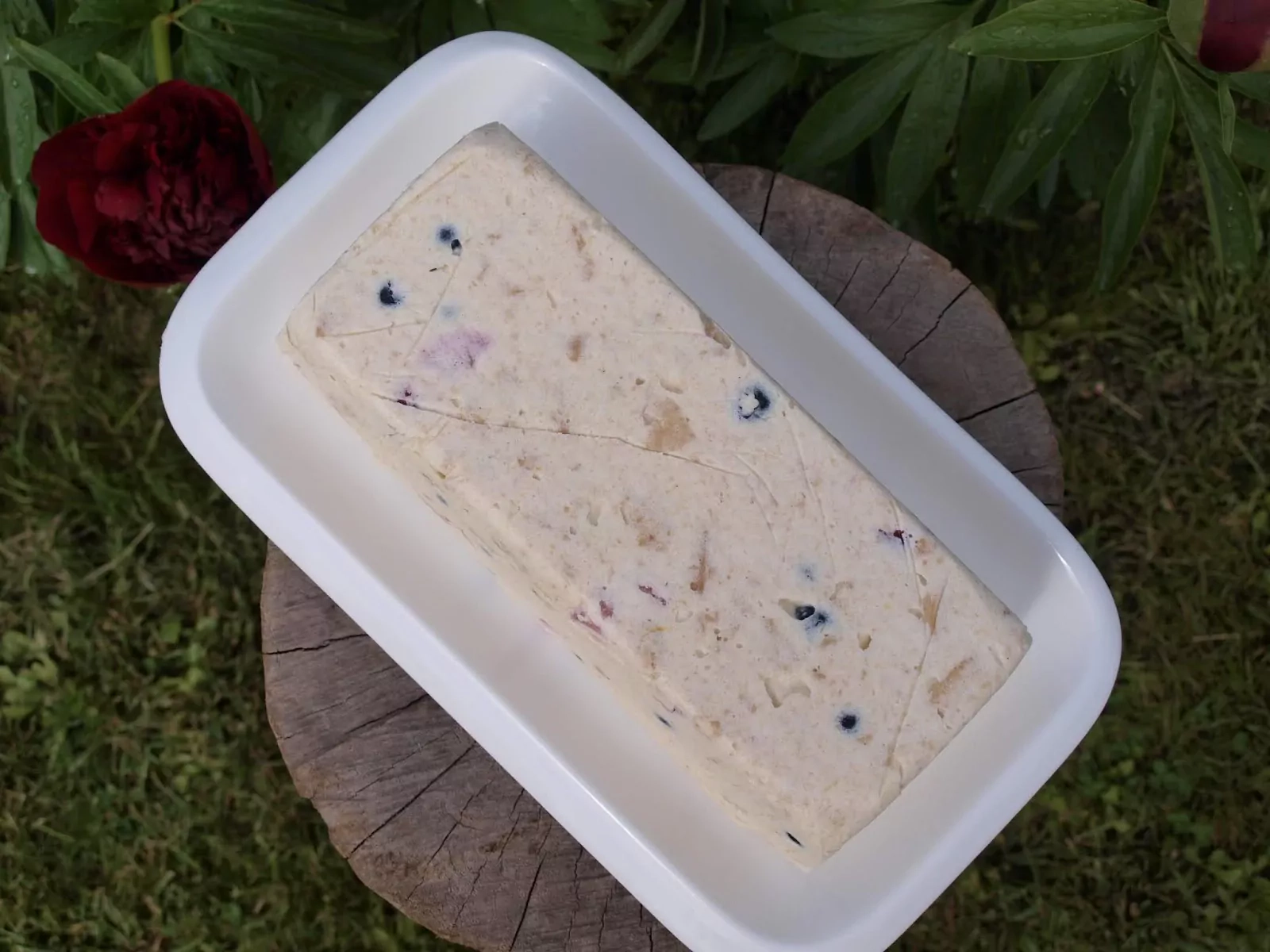 Varškinis tinginys su šilauogėmis ir braškėmis