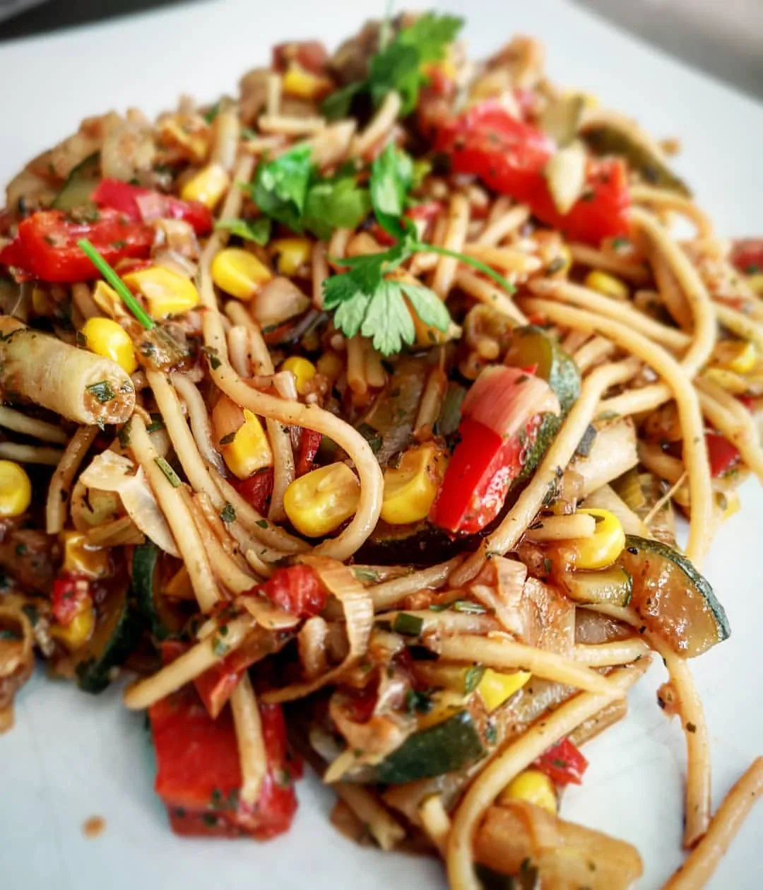 Makaron teriyaki z warzywami, czosnkiem, imbirem i ziołami tajskimi