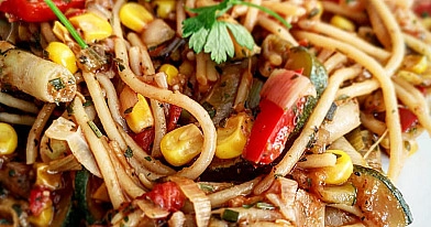 Makaron teriyaki z warzywami, czosnkiem, imbirem i ziołami tajskimi